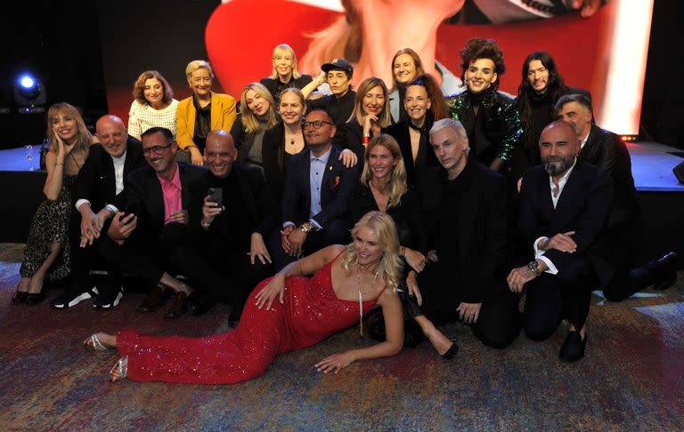 Fin de fiesta. A lo diva, la gran anfitriona de la noche posó junto a diseñadores, colegas, periodistas, estilistas y maquilladores que fueron parte de su carrera