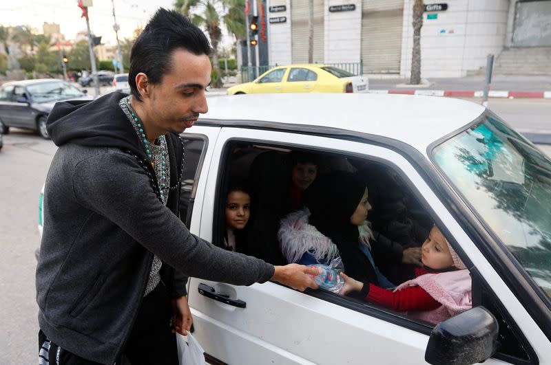 Christian man offers dates and water to Muslims for breaking fast in Gaza