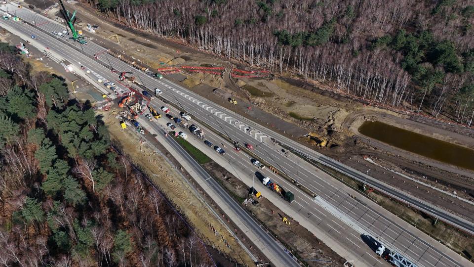 Workman on the section of the M25 between Junctions 10 and 11, in Surrey (Yui Mok/PA Wire)