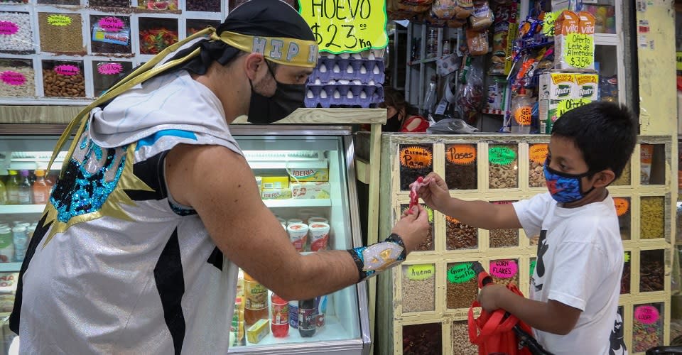 Luchador entrega juguete a niño