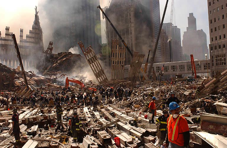 Bomberos y los trabajadores de búsqueda y rescate urbanos luchan contra incendios sin llama mientras buscan sobrevivientes en las ruinas del World Trade Center en Nueva York el 13 de septiembre de 2001