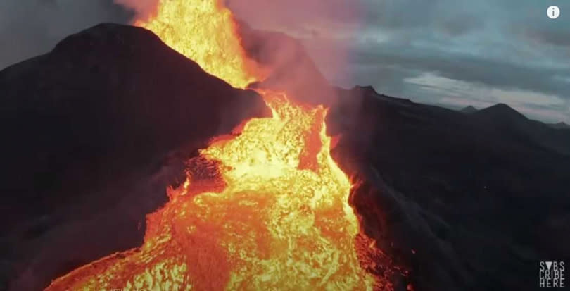 國外攝影師拍下冰島火山爆發的震撼畫面，吸引多人觀看。（圖／翻攝自Joey Helms YouTube）