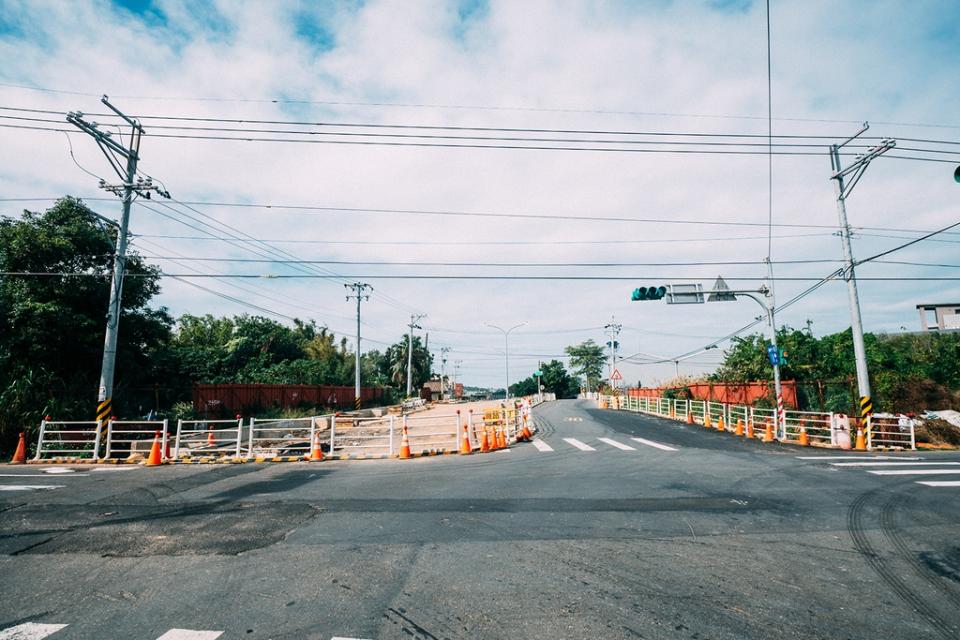 《圖說》桃園大園區月桃路道路拓寬計畫執行中。(圖／建築業者提供)