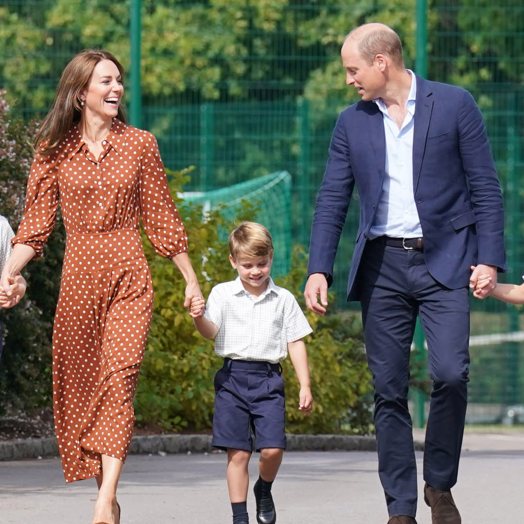  Prince George, Princess Charlotte and Prince Louis (C), accompanied by their parents the Prince William, Duke of Cambridge and Catherine, Duchess of Cambridge, arrive for a settling in afternoon at Lambrook School, near Ascot on September 7, 2022 in Bracknell, England. . 