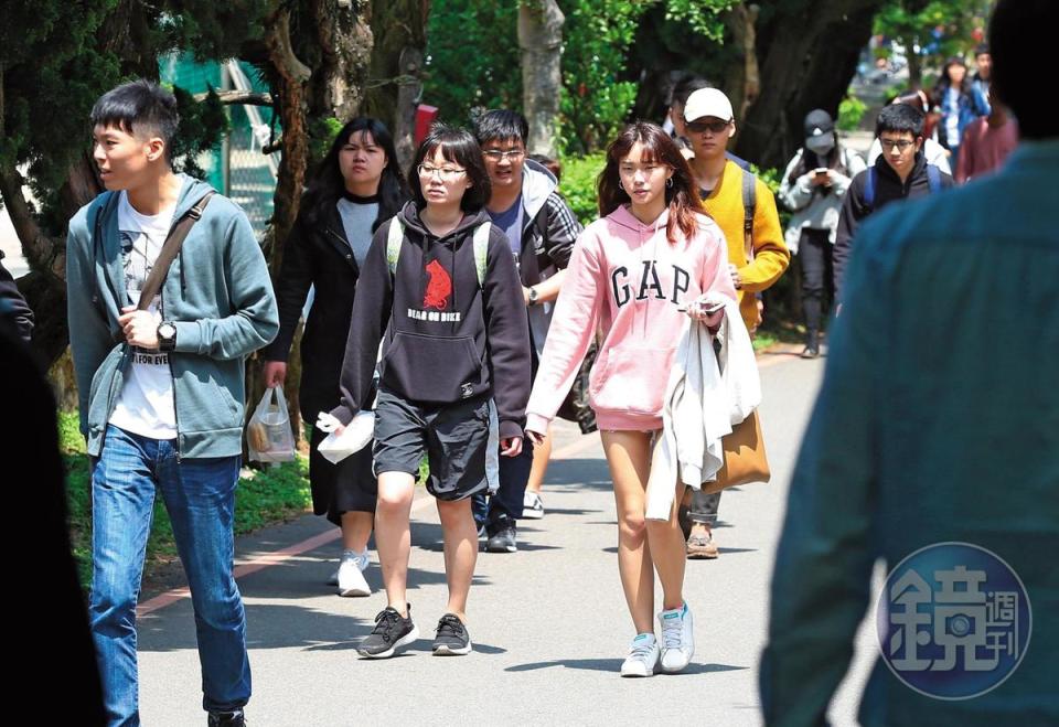 文大位於陽明山的校本部學生眾多，大學部有超過2萬名學生。