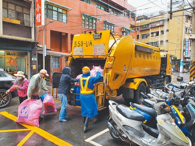 根據新北市環保局統計，全市垃圾車車齡逾10年共有310輛，占比達37％。（葉書宏攝）