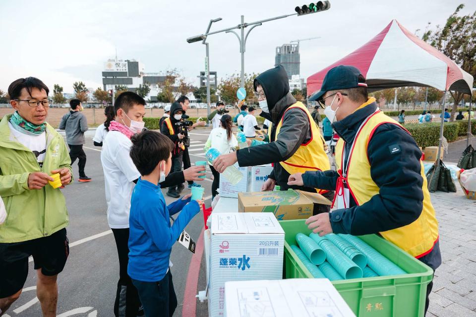 「2022國家地理雜誌野生動物路跑」的補給站，準備了許多可重複使用的循環杯，提供給跑者補充水分和運動飲料，取代一次性免洗杯。