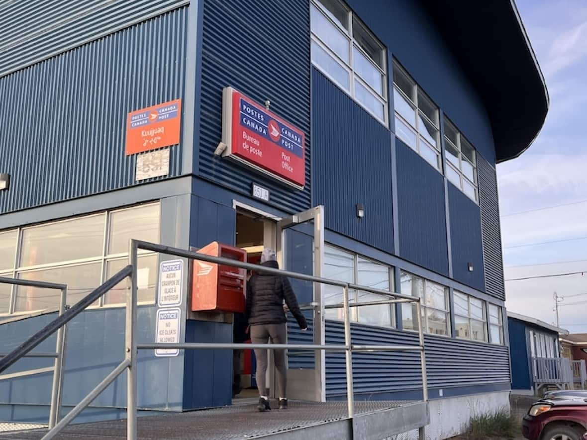 The Kuujjuaq post office, from outside, in September. Hundreds of residents don't get their voter registration cards in the mail. (Félix Lebel/Radio-Canada - image credit)