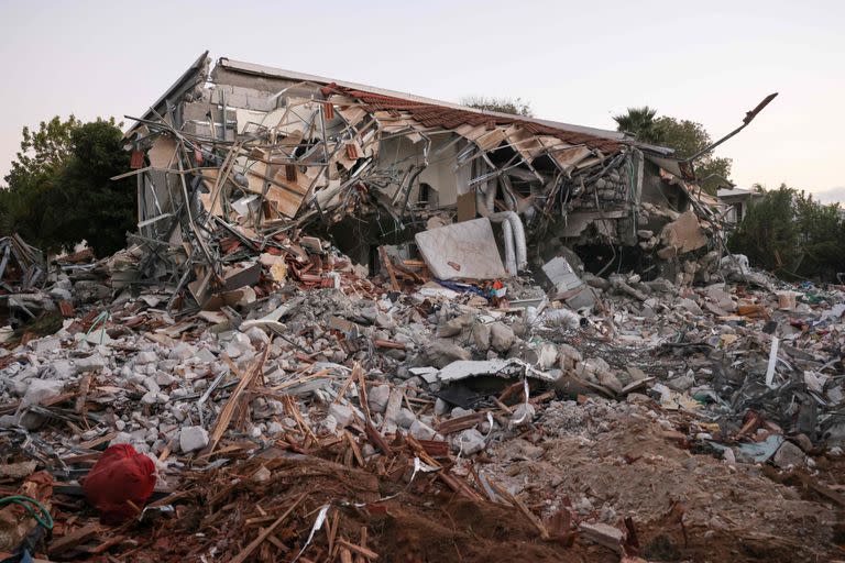 Una casa destruida en el lugar de la infiltración de militantes palestinos el pasado fin de semana en el kibutz Beeri, cerca de la frontera con Gaza. (Menahem KAHANA / AFP)