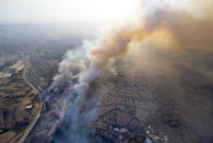 <p>A wildfire moves closer to North Tustin homes along the 261 freeway in Tustin, Calif., Monday, Oct. 9, 2017. (Photo: Cindy Yamanaka/The Orange County Register via AP) </p>