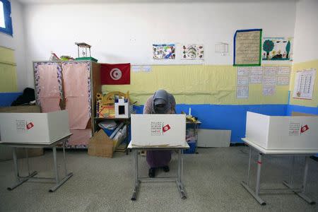 A Tunisian woman casts her ballot in the capital Tunis December 21, 2014. REUTERS/Anis Mili