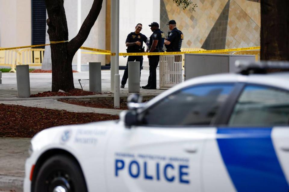 Agentes de la Policía de Seguridad Nacional (DHS) en el exterior del Tribunal Federal Wilkie D. Ferguson Jr., el martes 13 de junio de 2023, en Miami, antes de que el ex presidente Donald Trump compareciera ante un tribunal federal por decenas de cargos de delito grave que le acusan de acaparar ilegalmente documentos clasificados.