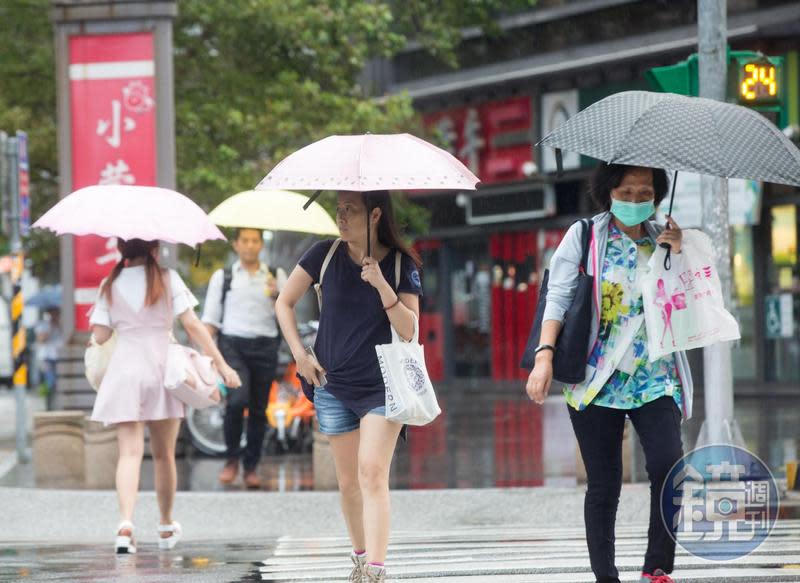 氣象局針對全台11縣市發布大雨特報，並提醒中午前後台東縣和花蓮縣縱谷地區有連續出現38度極端高溫。（示意圖，本刊資料照）