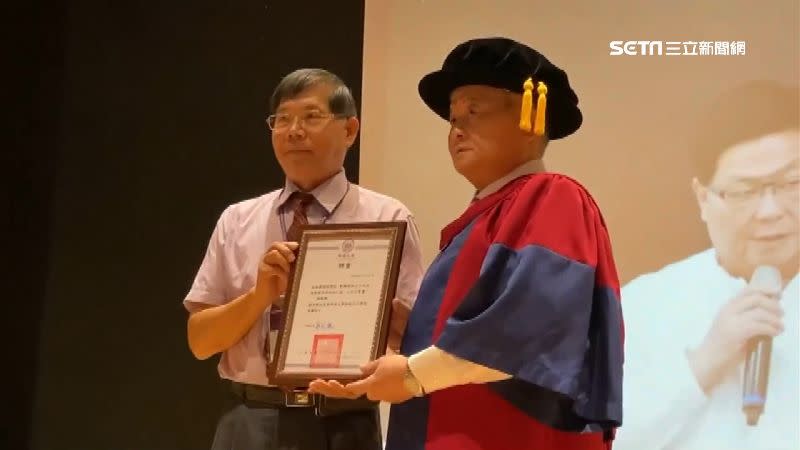 顏清標獲頒媽祖文化學院榮譽院士。