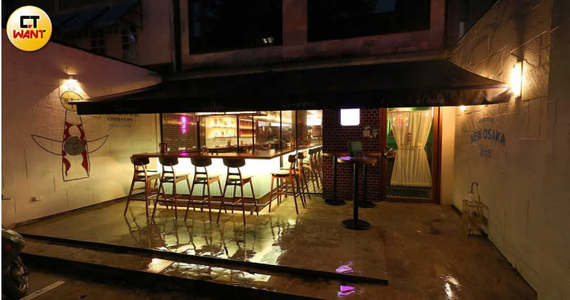 在夜晚閃爍奇異光芒的「Parlour New Osaka」，從空間到餐點都呈現新舊融合的趣味。（圖／于魯光攝）