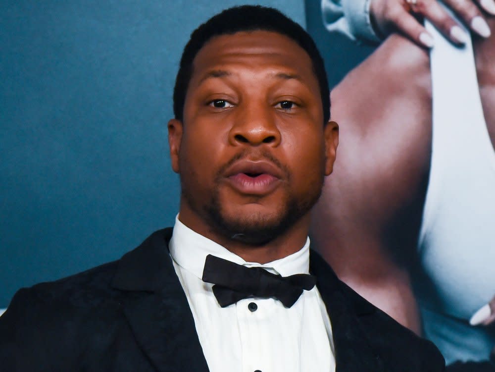 Jonathan Majors ist bereits wegen Körperverletzung und Belästigung von Ex-Freundin Grace Jabbari verurteilt. (Bild: Billy Bennight/AdMedia/ImageCollect)