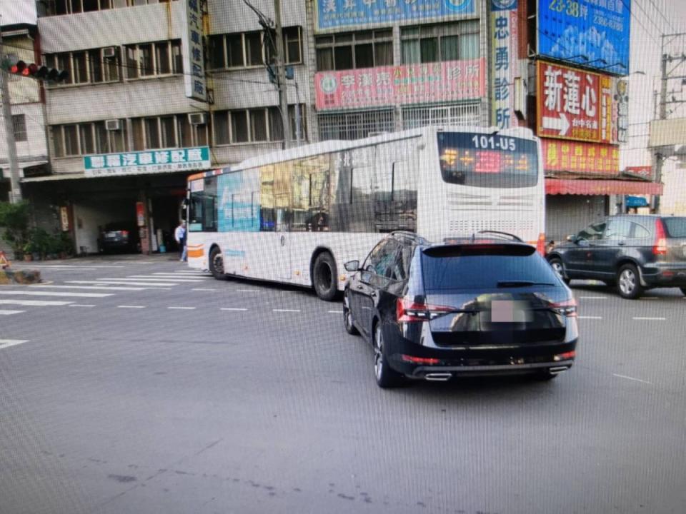 台中公車又闖禍，一部台中客運公車左轉未禮讓行人，發生擦撞車禍， 交通局強調，究責到底絕不寬貸。（圖：民眾提供）