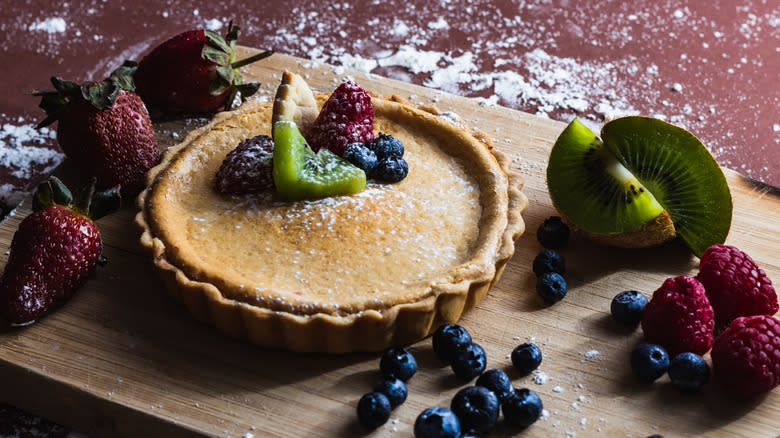 Treacle tart with fruit