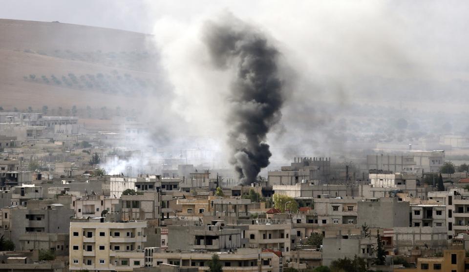 Smoke rises from the Syrian town of Kobani, seen from near the Mursitpinar border crossing on the Turkish-Syrian border in the southeastern town of Suruc in Sanliurfa province October 12, 2014. REUTERS/Umit Bektas (TURKEY - Tags: MILITARY CONFLICT POLITICS)