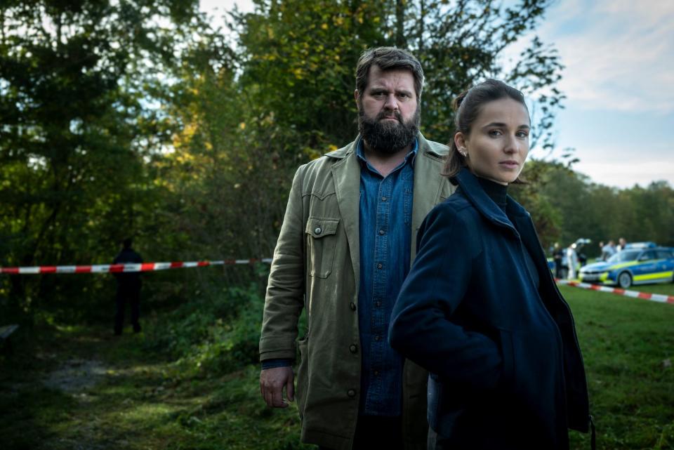 Zwei Einsätze für die neuen Bamberger RTL-Ermittler Konrad Behringer (Antoine Monot) und Ela Jenning (Cosima Henman): In Fall eins geht es um einen Feuerteufel, dem ein Mensch zum Opfer fällt, und in Fall zwei um eine Tote, die mit herausgeschnittenem Herz aus dem Fluss gefischt wird. (Bild: RTL / Redseven Entertainment/ Florian Froschmayer)