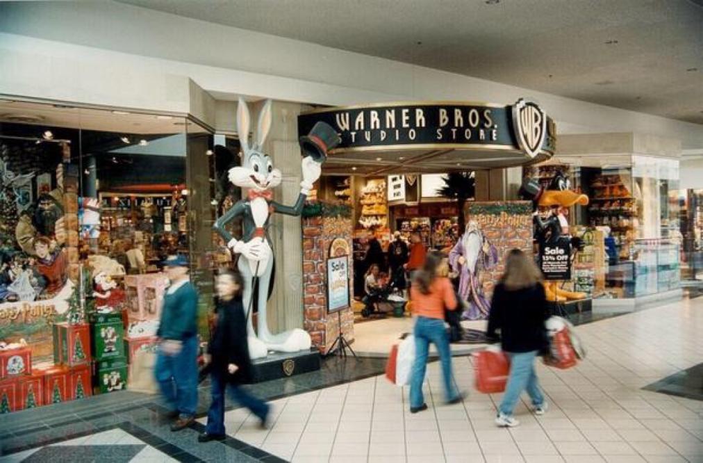 Best '90s Stores, Clothing, Book, and Movie Stores That Closed