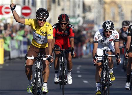 AG2R team rider Carlos Alberto Betancur Gomez of Colombia (L) holds up his arm as he crosses the finish line of the eighth and final stage winning the 72nd Paris-Nice cycling race in Nice March 16, 2014. REUTERS/Eric Gaillard