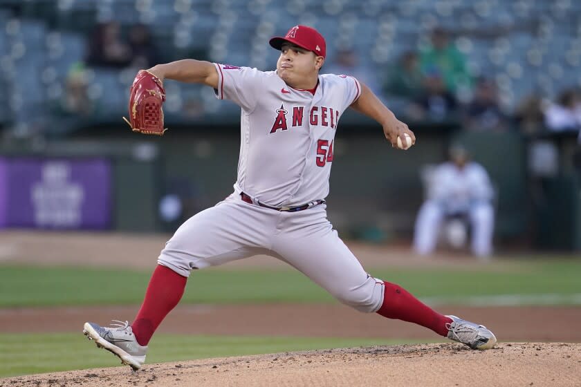 José Suárez, de los Angelinos de Los Ángeles, lanza durante el primer inning del juego de la MLB que enfrentó a su equipo con los Atléticos de Oakland, en Oakland, California, el 8 de agosto de 2022. (AP Foto/Jeff Chiu)