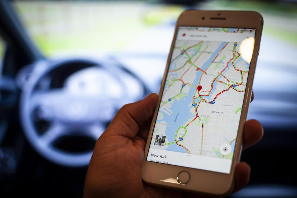 Das Smartphone während der Autofahrt zu benutzen, ist keine gute Idee. (Bild: Getty Images)