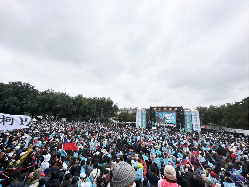 民眾黨總統候選人柯文哲17日桃園造勢，現場號稱超過1萬2千人。   圖：民眾黨 / 提供