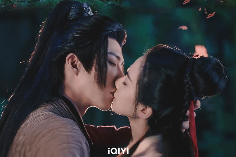 劉宇寧（左）和劉詩詩（右）在《一念關山》有浪漫吻戲。（圖／iQIYI國際站提供）