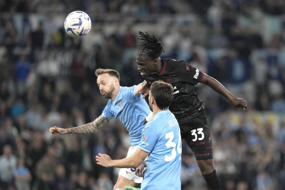 Salernitana's Loum Tchaouna, right, scores his side's opening goal during the Serie A soccer match between Lazio and Salernitana at Rome's Olympic Stadium, Rome, Italy, Friday, April 12, 2024. (AP Photo/Andrew Medichini)