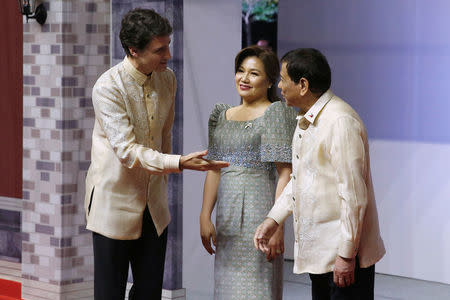 Canada's Prime Minister Justin Trudeau speaks with Philippines President Rodrigo Duterte as he attends the Association of Southeast Asian Nations (ASEAN) Summit gala dinner in Manila, Philippines November 12, 2017. REUTERS/Jonathan Ernst