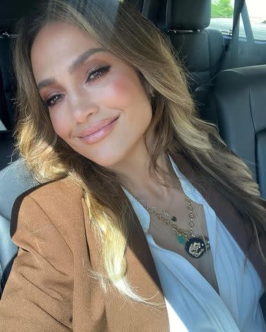 Jennifer Lopez Went Makeup-Free on Christmas With Her Family – StyleCaster