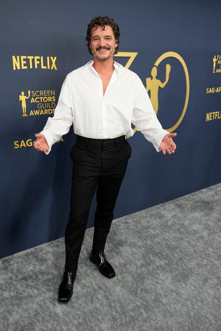 Prada fue la firma que eligió el actor Pedro Pascal: llevó una camisa blanca y un pantalón negro