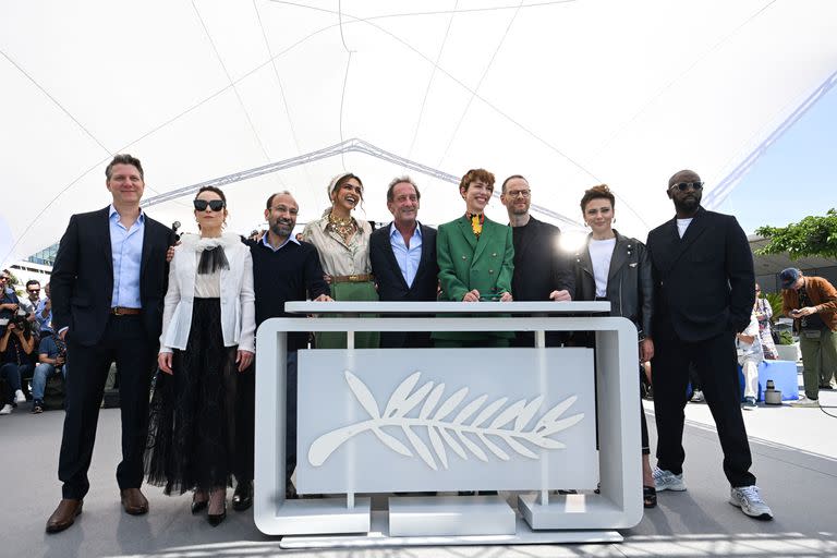 El actor francés y presidente del jurado del 75º Festival de Cine de Cannes Vincent Lindon (C) posa con los miembros del jurado (de L) El director de cine estadounidense Jeff Nichols, la actriz sueca Noomi Rapace, el director de cine iraní Asghar Farhadi, la actriz india Deepika Padukone, la actriz británica Rebecca Hall, el director de cine noruego Joachim Trier, la actriz italiana Jasmine Trinca y el director francés Ladj Ly