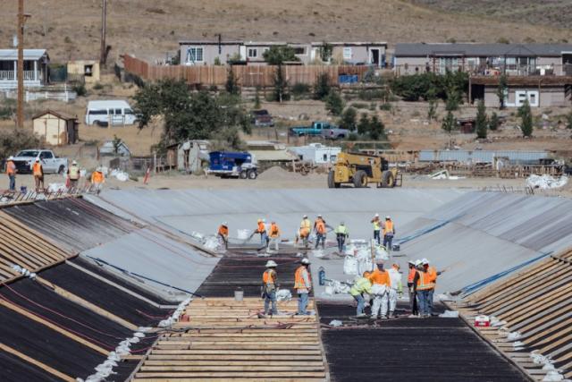 Obreros realizan trabajos de construcción en el Canal Truckee en Fernley, Nevada, el 30 de junio de 2023 (Andri Tambunan)