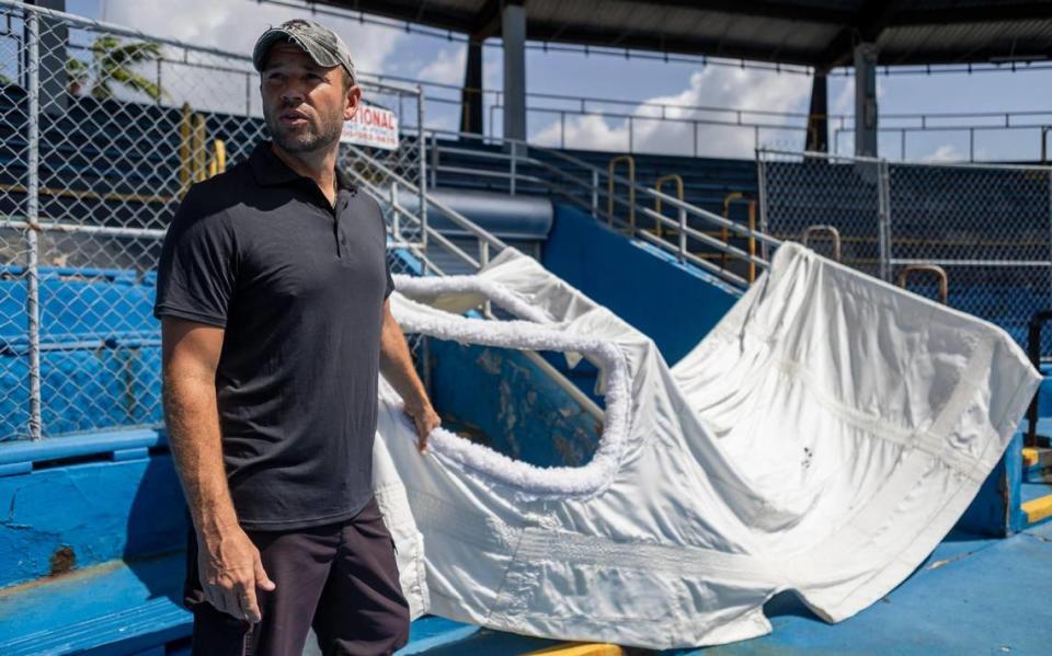 Mike Partica, entrenador de Miami Seaquarium, hablando de la orca Lolita, también conocida como Tokitae y Toki, cerca de su tanque estadio el sábado 8 de julio de 2023, en Miami, la Florida. Después de que las autoridades anunciaran sus planes de trasladar a Lolita de Seaquarium, entrenadores y veterinarios están trabajando para prepararla para el traslado.