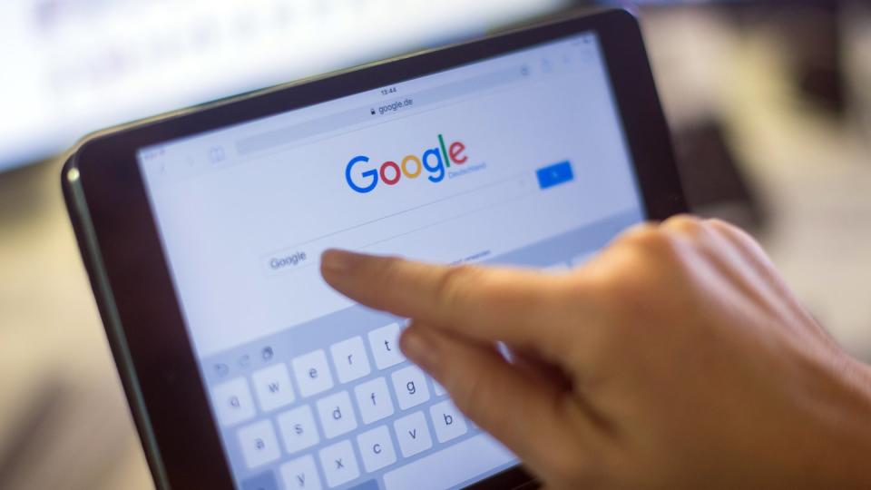 Plattformen wie Google News sollen für das Anzeigen von Artikel-Ausschnitten in ihren Suchergebnissen künftig Geld an die Verlage zahlen. Foto: Lukas Schulze