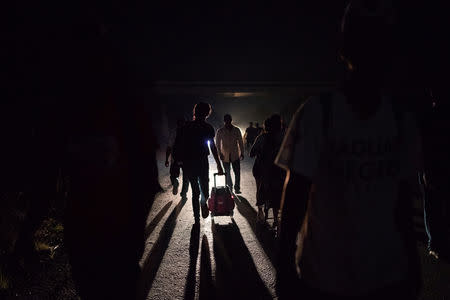 Migrants, traveling with a caravan of thousands from Central America en route to the United States, walks to Arriaga from Pijijiapan, Mexico October 26, 2018. REUTERS/Adrees Latif