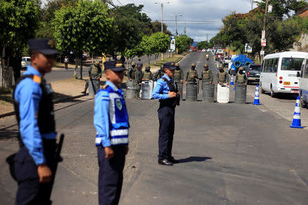 Police officers and the Army guard the city after the Honduras government enforced a curfew on Saturday while still mired in chaos over a contested presidential election that has triggered looting and protests in Tegucigalpa, Honduras December 2, 2017. REUTERS/ Jorge Cabrera