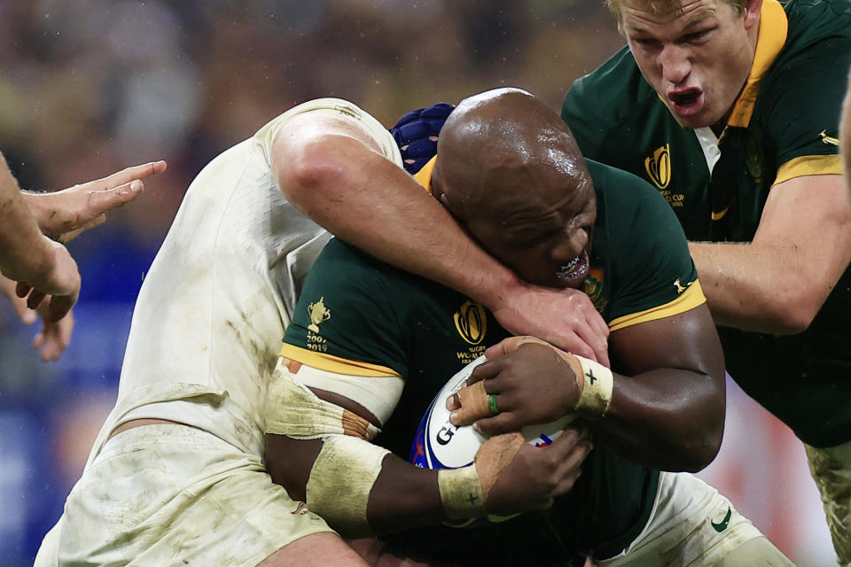 South Africa's Mbongeni Mbonambi, challenges for the ball with England's George Martin during the Rugby World Cup semifinal match between England and South Africa at the Stade de France in Saint-Denis, near Paris, Saturday, Oct. 21, 2023. (AP Photo/Aurelien Morissard)