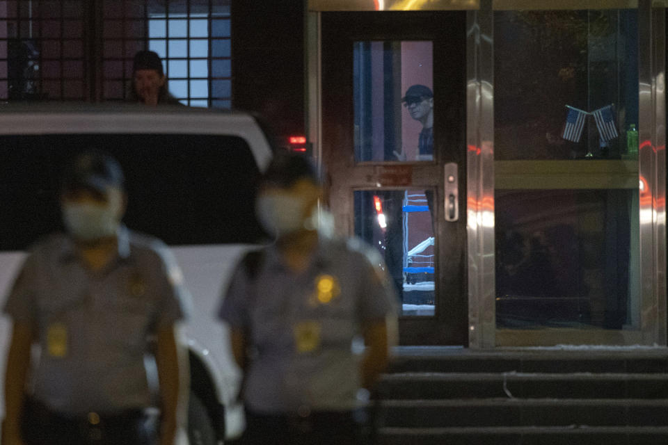 Unas banderas estadounidenses se pueden ver dentro del edificio del consulado de Estados Unidos en Chengdu, China, el domingo 26 de julio de 2020. (AP Foto/Ng Han Guan)