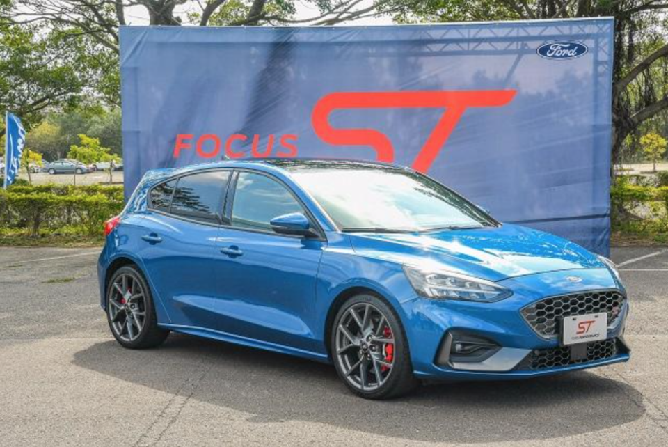 Ford Focus ST 造成熱烈的討論話題，已威脅到同樣是國民鋼砲性能車 Golf GTi 地位，Focus ST 搭載 2.3 升渦輪引擎，繳出 280hp/42.8kgm 最大動力。