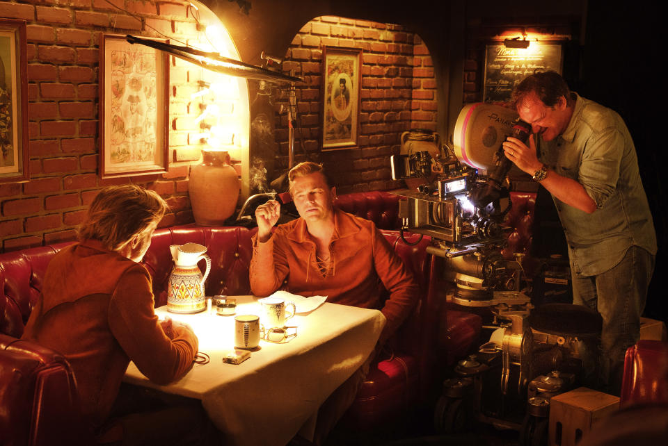 En esta imagen difundida por Sony Pictures, el director Quentin Tarantino, a la derecha, con los actores Leonardo DiCaprio y Brad Pitt, a la izquierda, durante la filmación de "Once Upon a Time in Hollywood". (Andrew Cooper/Sony via AP)