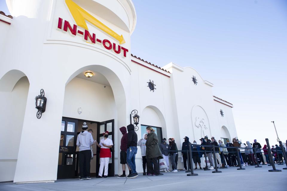 Clientes esperan en fila para entrar al restaurante In-N-Out Burger en Colorado Springs, Colorado, el viernes 20 de octubre (Christian Murdock/The Gazette via AP)