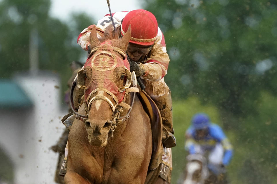 Rich Strike, montado por Sonny León, el ganador del centésimo cuadragésimo octavo Derby de Kentucky, en Churchill Downs en Louisville, el sábado 7 de mayo de 2022. (AP Foto/Jeff Roberson)