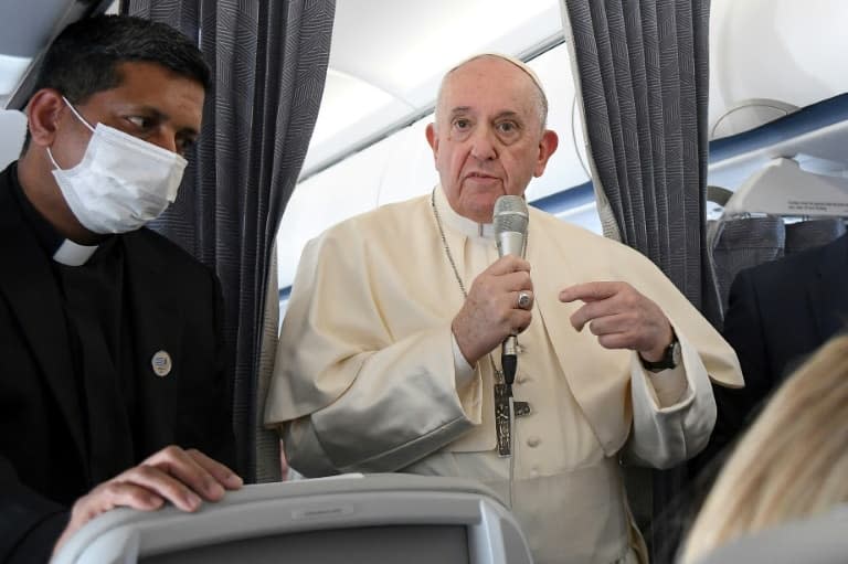 Le pape François s'adresse aux journalistes à bord de l'avion papal, le 6 décembre 2021 après une visite à Chypre et en Grèce - ALESSANDRO DI MEO © 2019 AFP