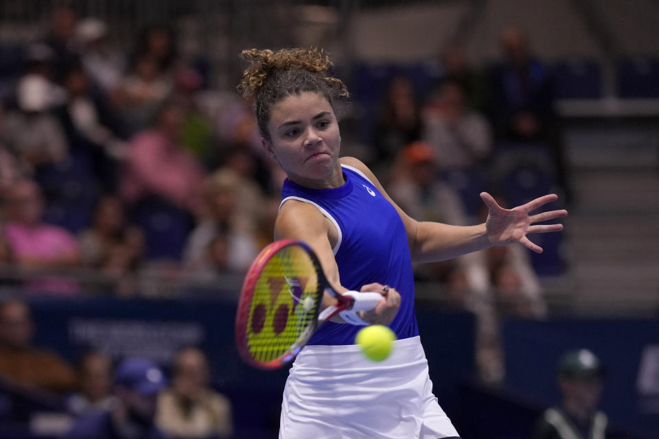 Italy's Jasmine Paolini returns the ball against Canada's Leylah Fernandez during their final singles tennis match at the Billie Jean King Cup finals at La Cartuja stadium in Seville, southern Spain, Spain, Sunday, Nov. 12, 2023. (AP Photo/Manu Fernandez)