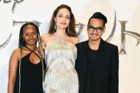 Esta <em>premiere</em> siempre se recordará por el bonito reencuentro entre Angelina Jolie y Maddox, el primer hijo que ella adoptó. Y es que este se encuentra actualmente estudiando en Seúl. Junto a ellos también vimos a otra de sus hijas, Zahara Marley. (Foto: Jun Sato / Getty Images)