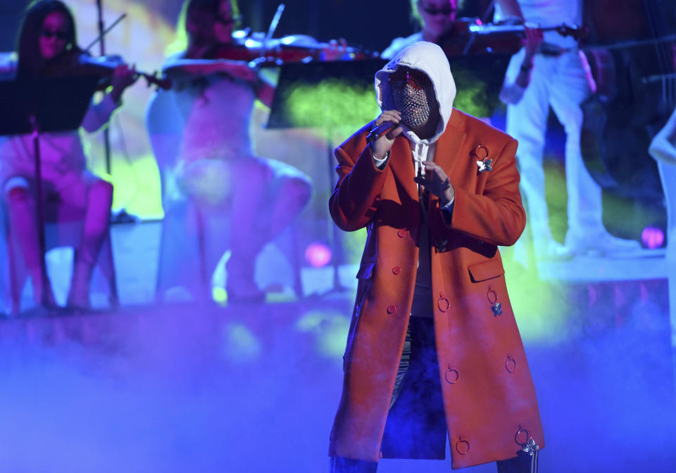 Bad Bunny actúa en la 20ma entrega anual de los Latin Grammy, el jueves 14 de noviembre del 2019 en Las Vegas. (AP Foto/Chris Pizzello)